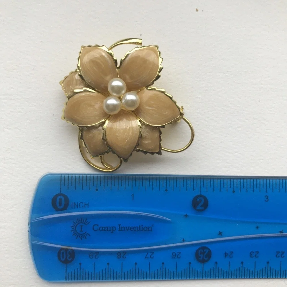 Vintage Enamel & Faux Pearl Flower Pin Brooch Beige Gold Tone Grandmacore